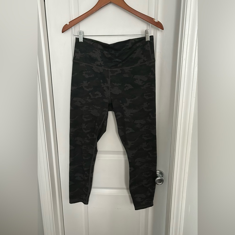 Fabletics camouflage leggings size large. Excellent condition